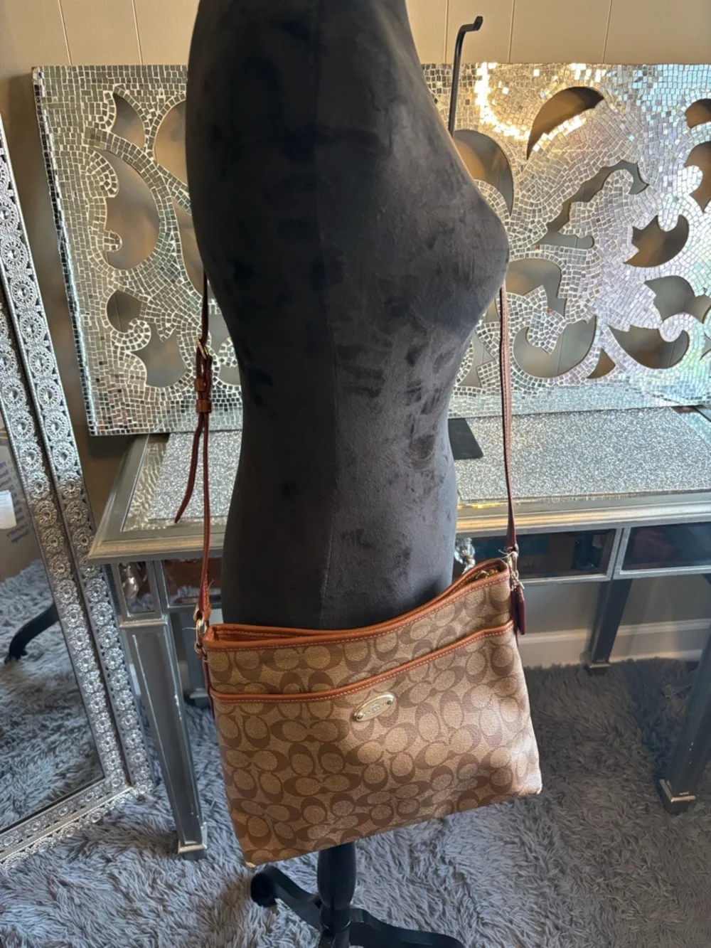 💕Coach Signature Canvas Crossbody Bag in Brown‎